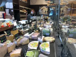 125-fromage-biocoop-saveurs-et-saisons-equipe-vivante-et-conviiviale.webp