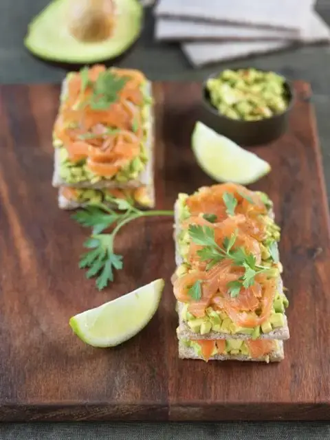 Mille-feuille de tartines croquantes au saumon et avocat